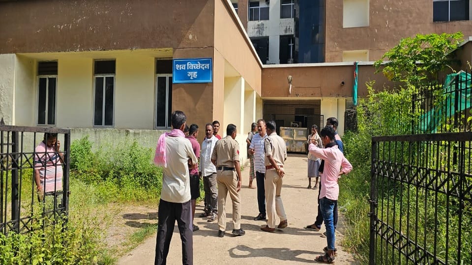Young man dies in a road accident three children lose their father in Jagdalpur