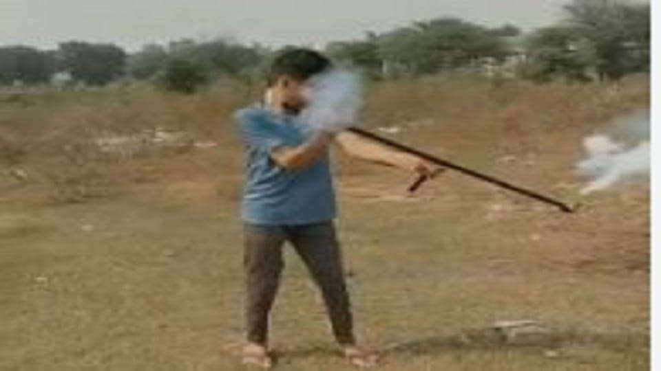 Diwali 2024: Explosions are being done with iron rods and pipes explosives are being sold openly