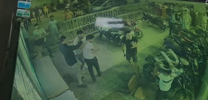 Fighting in hospital: fierce fight between BJP worker and employee in agra