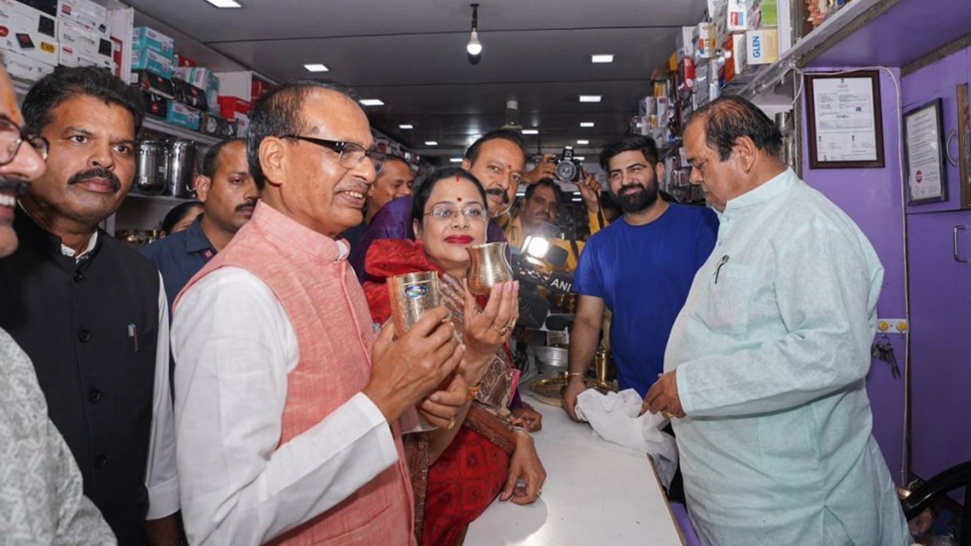 MP News: Shivraj Singh went shopping with wife Sadhna, bought a silver coin and wished Diwali