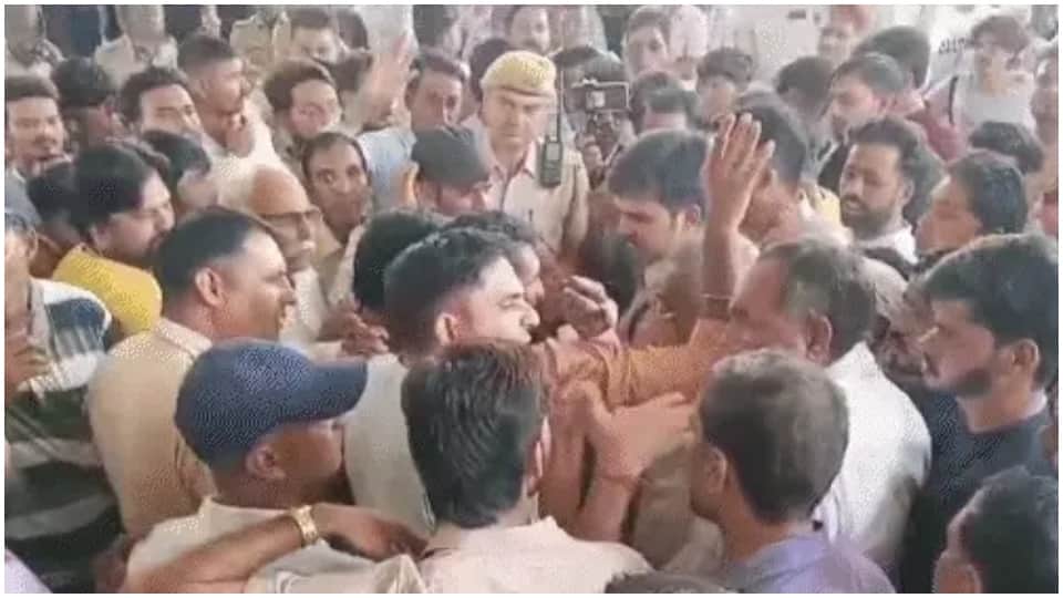 Sikar Road Accident News Bus Collided 13 Pople Died Many Injured Hospital Photos