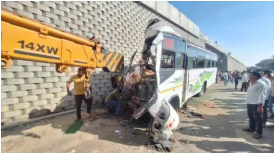 Sikar Road Accident News Bus Collided 13 Pople Died Many Injured Hospital Photos