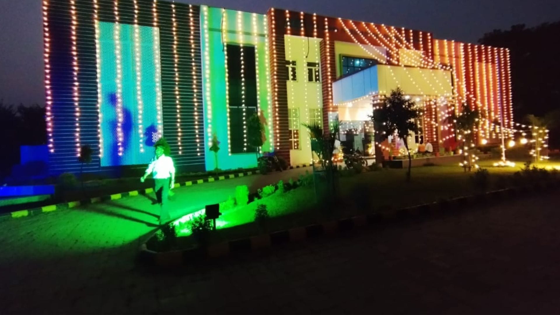 Banaras bathed in light, the picture of the fringes is special