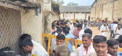 MP News: There is still a fight over fertilizer in MP, sacks are being distributed under the shadow of khaki.