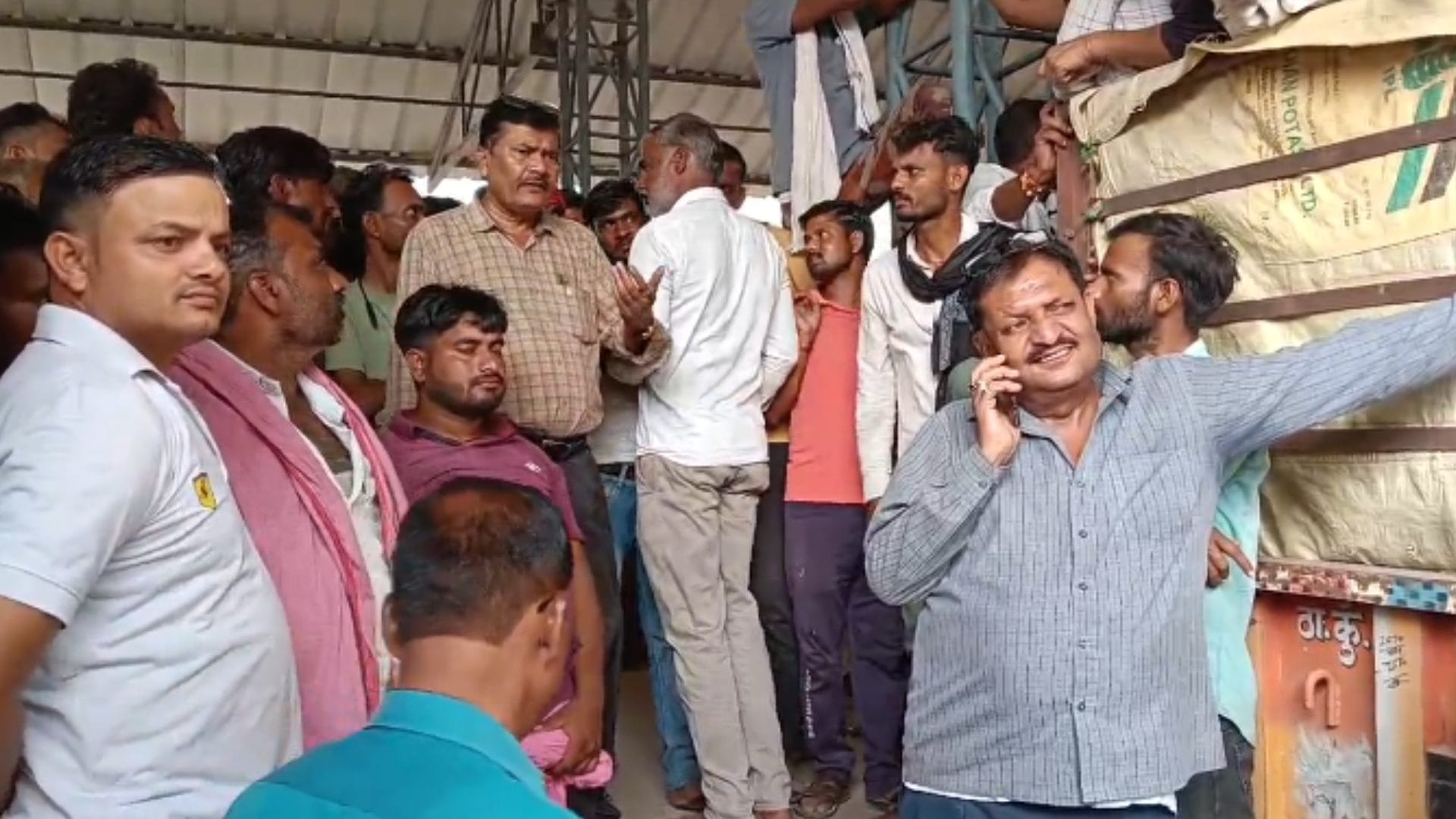दतिया में कम भाव को लेकर किसान भड़क गए।