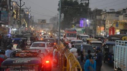 Traffic jams in varanasi officers were on road system was in disarray ambulances were also stranded
