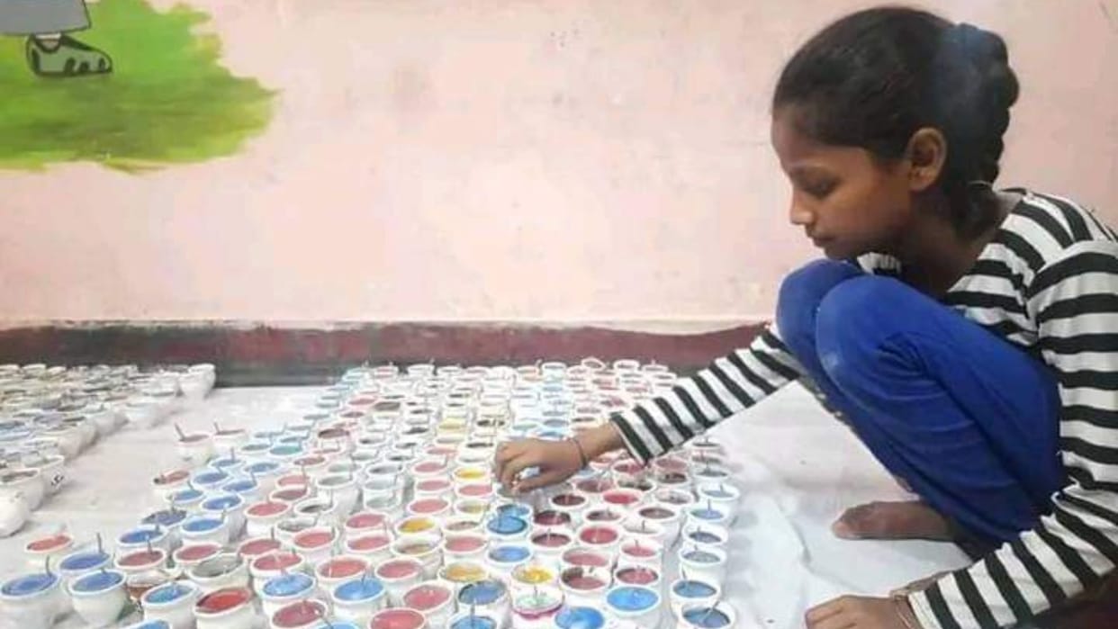 Slum children showed skills Made 5000 diyas attractive artworks money spent on education selling them