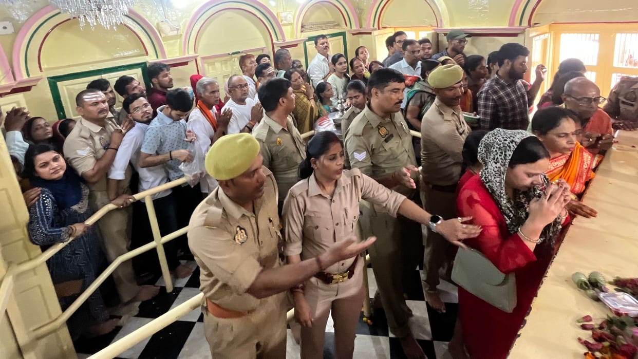 Jai Maa Annapurna lakhs devotees visited on temple blessed after receiving Prasad in form of treasure
