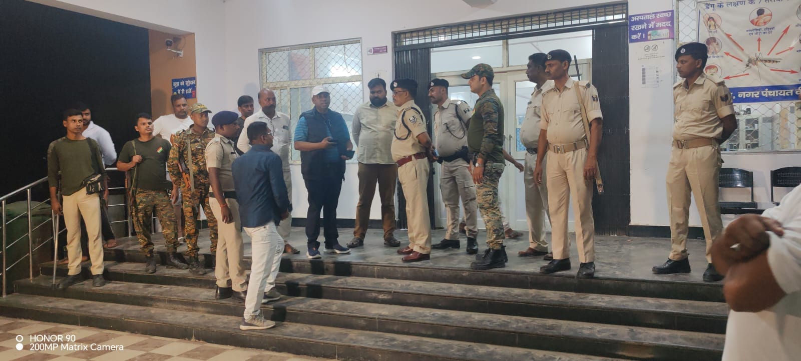 घटना के बाद लगी भीड़।