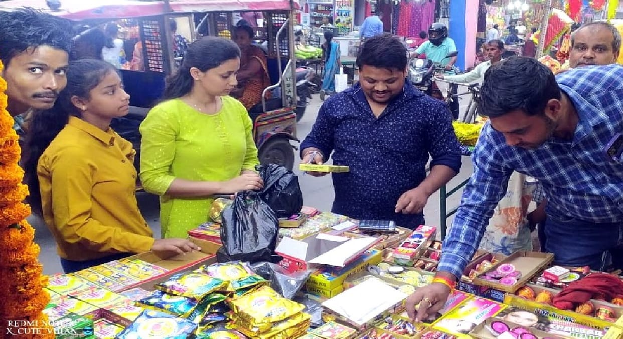 Bihar: Markets were decorated for the festival of lights, Diwali, people shopped extensively; crowd gathered