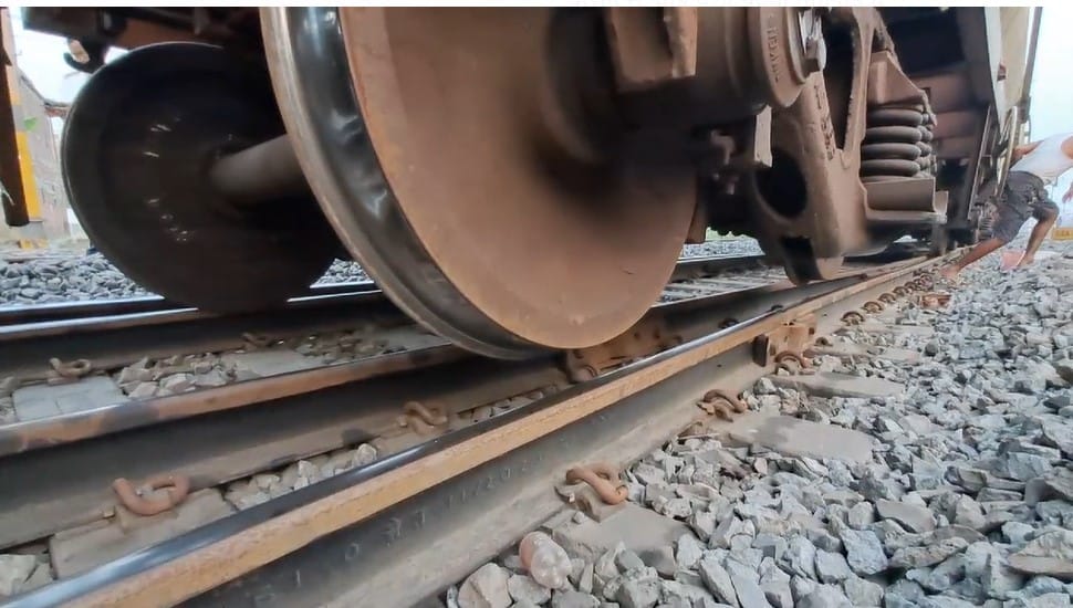 Three coaches of a goods train derailed in Muzaffarpur,