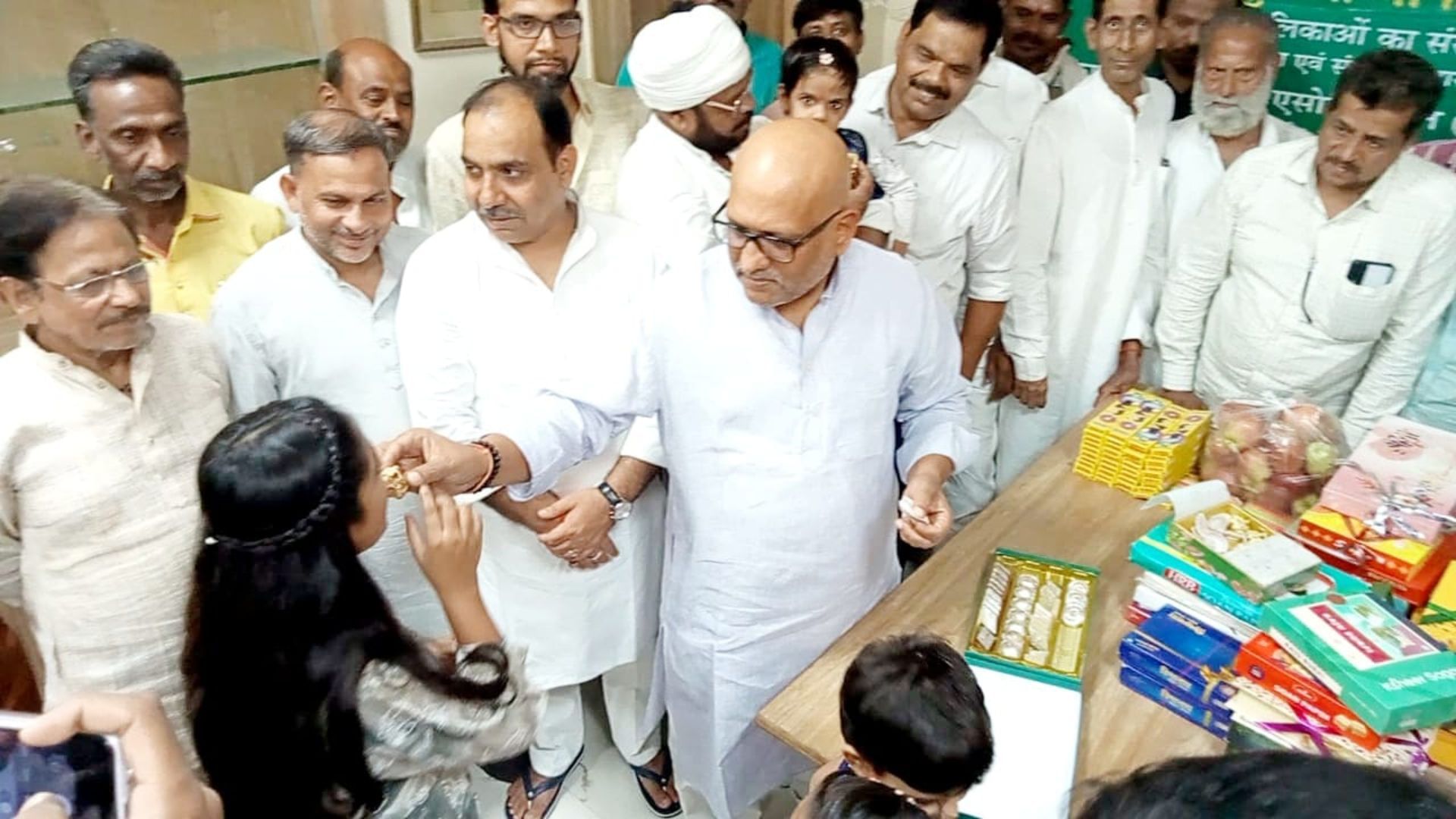 Diwali Festival, Congress State President Ajay Rai Celebrated Diwali With Orphan Children - Amar Ujala Hindi News Live - Varanasi:दीपावली पर्व, कांग्रेस प्रदेश अध्यक्ष अजय राय ने अनाथ बच्चों के साथ ...