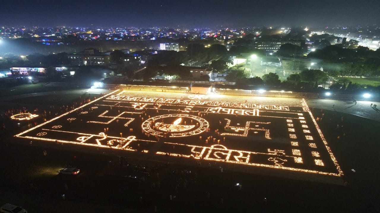 Diwali celebration 31 thousand lamps were lit simultaneously in Bareilly Police Line