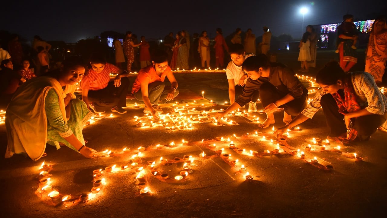 Diwali celebration 31 thousand lamps were lit simultaneously in Bareilly Police Line