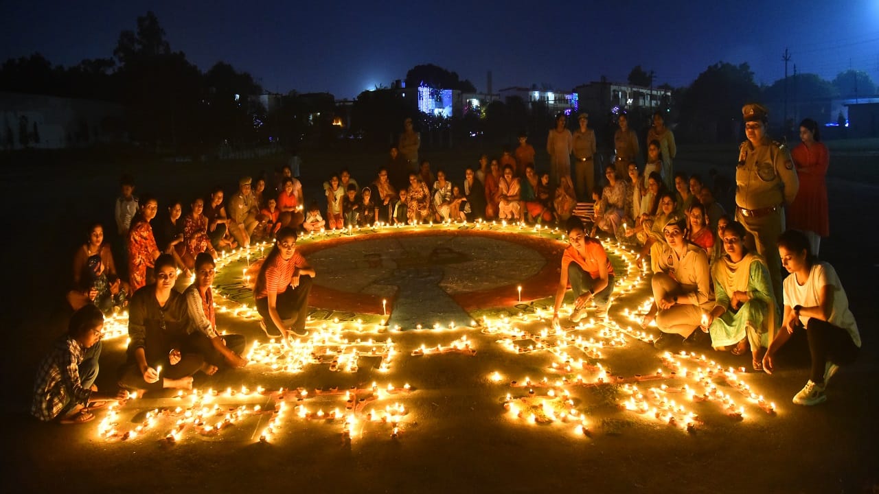 Diwali celebration 31 thousand lamps were lit simultaneously in Bareilly Police Line