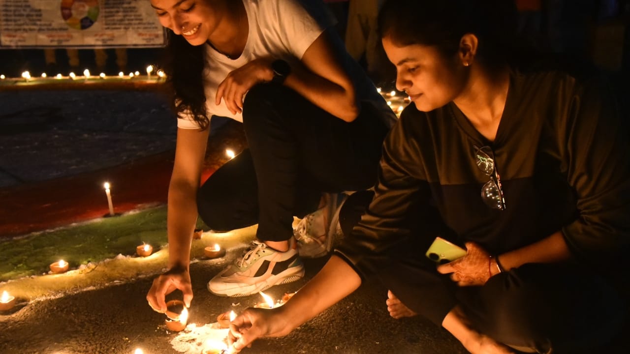 Diwali celebration 31 thousand lamps were lit simultaneously in Bareilly Police Line