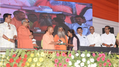 CM Yogi Adityanath celebrated Diwali festival in Vantangiya village, organized Annaprasan for children.