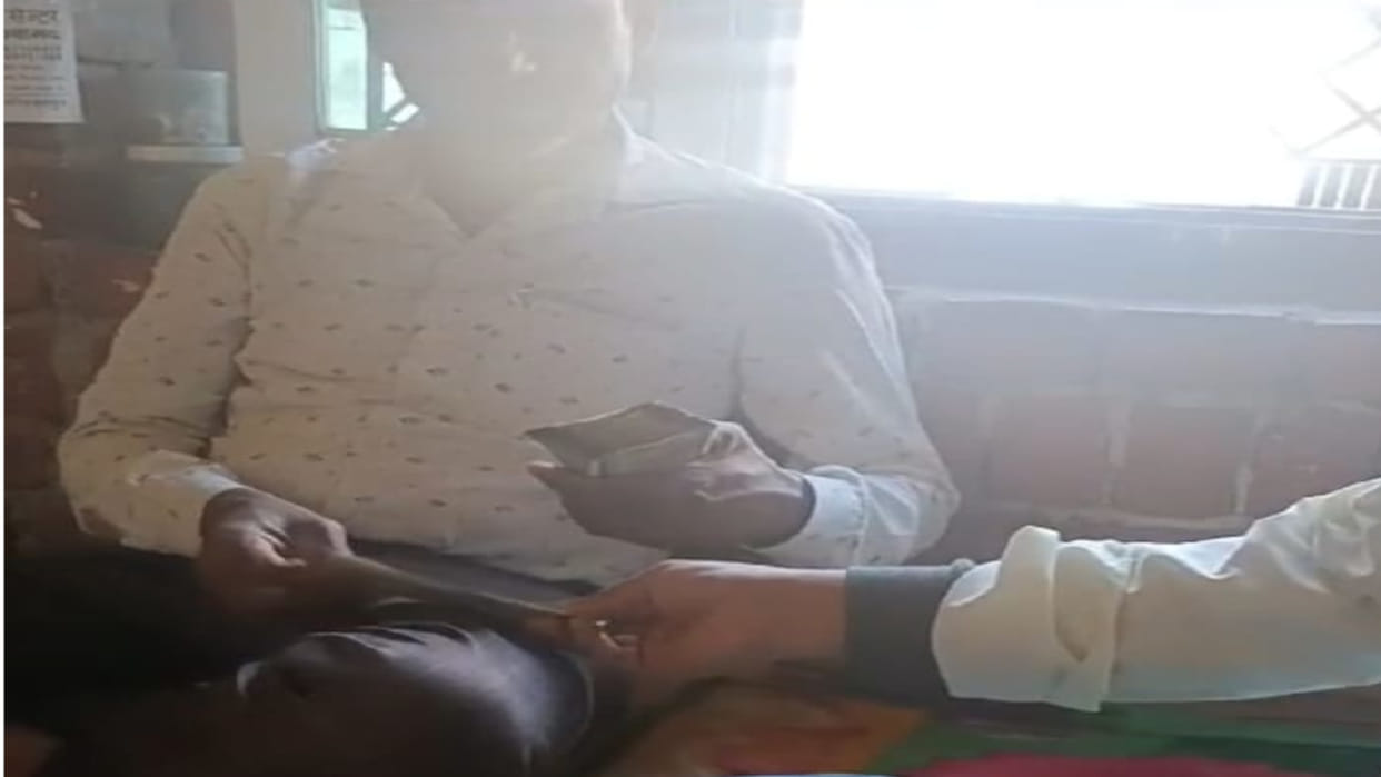 Durgabari JE filed a complaint against Sadullah, a contract worker of Electricity Corporation in Gorakhpur.