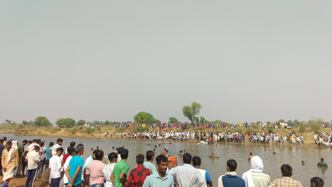 घटनास्थल पर मौजूद भीड़