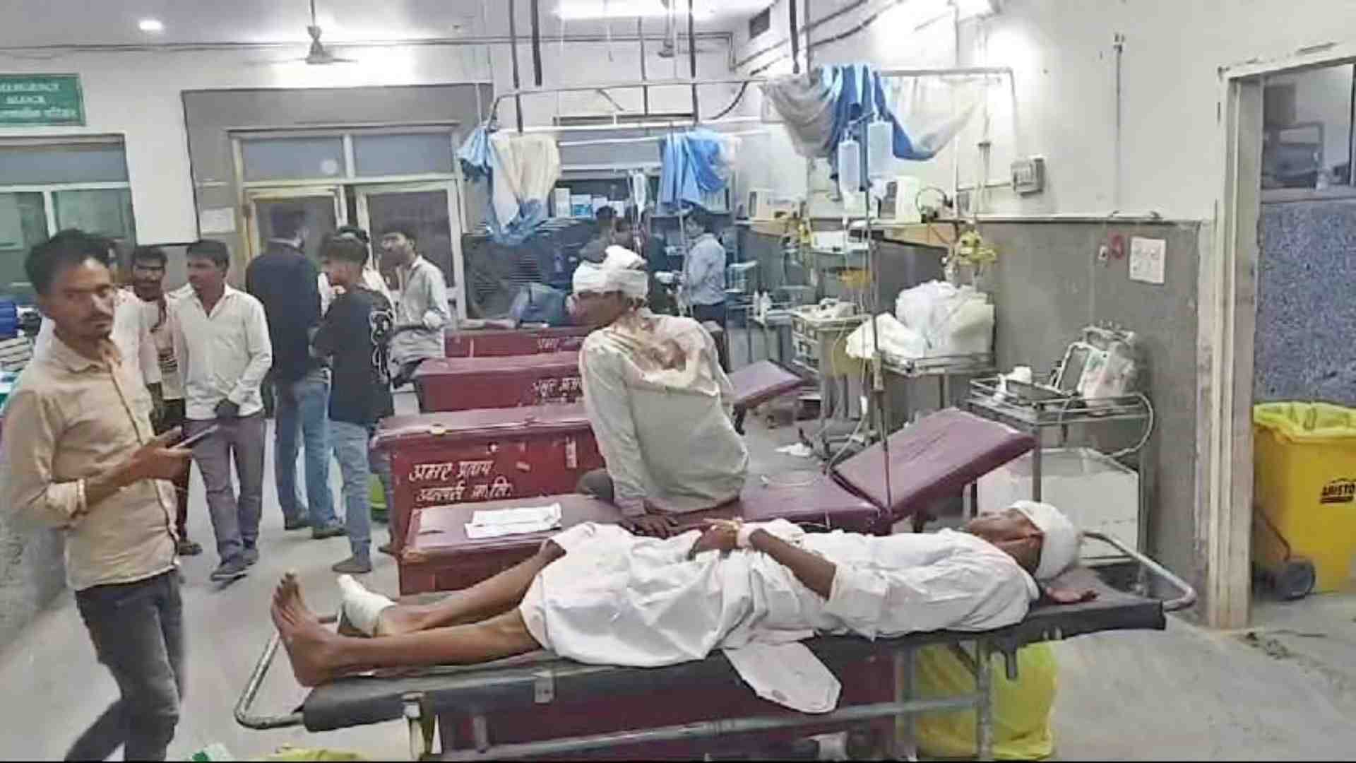 घायलों को लाया गया अस्पताल।