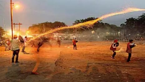 Indore:Hingot war played in Depalpur near Indore, burning arrows thrown at each other