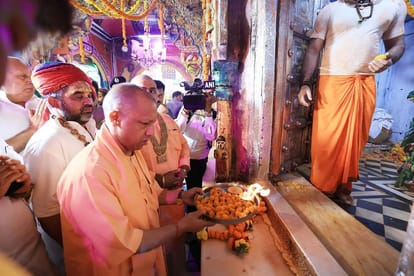 Ayodhya: On Diwali, CM Yogi visited Ramlala and Hanumangarhi and met saints