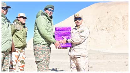 भारत चीन के सैनिकों के बीच हुआ मिठाइयों का आदान-प्रदान