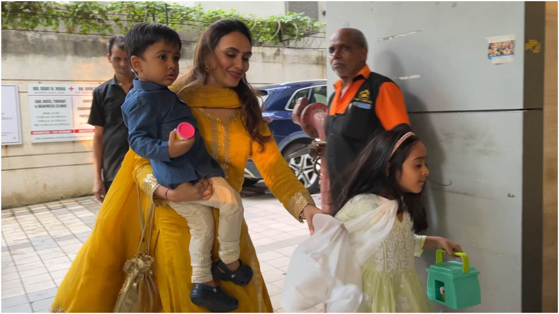 Varun Dhawan offers laxmi pooja with wife natasha in office anjini dhawan and janavi dhawan