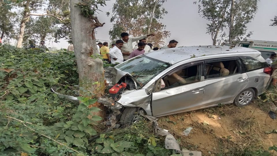 Major accident due to car tyre burst After colliding with a bike it collided with a tree in lakhimpur kheri