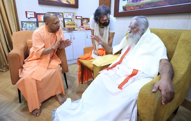 सीएम योगी:  रामनगरी में रुके बीस घंटे, दलित बस्ती में चॉकलेट बांटीं, रामलला के दर्शन के बाद मिले संतों से