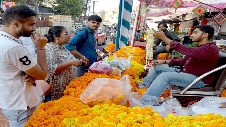 Price of flowers increase on Diwali