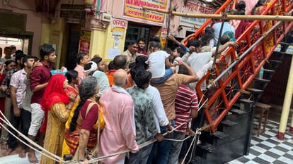 Jai Maa Annapurna lakhs devotees visited on temple blessed after receiving Prasad in form of treasure
