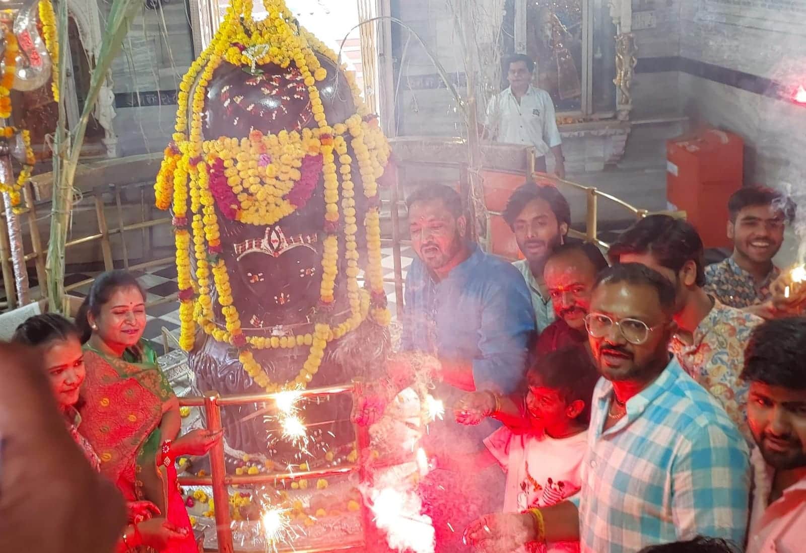 मंदसौर में पशुपतिनाथ मंदिर में दिवाली मनाते भक्त