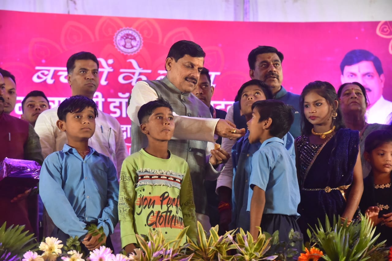 MP News: CM Dr. Mohan Yadav celebrated Diwali with children and cleaning friends, did fireworks and also distr