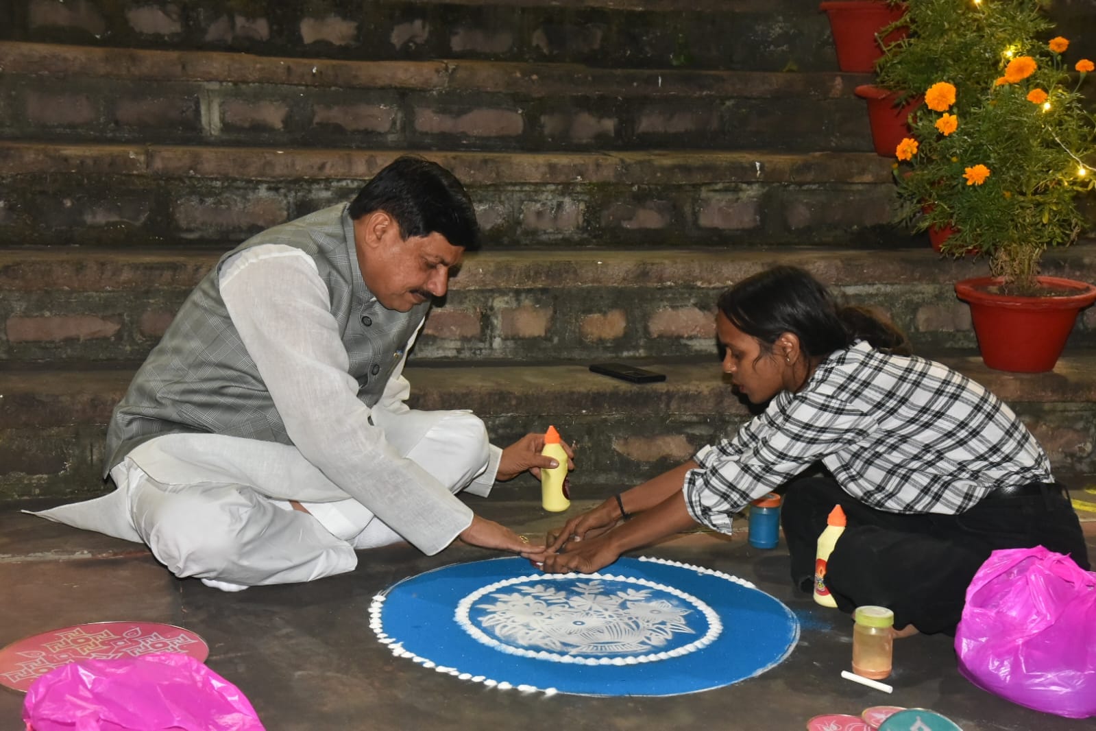 MP News: CM Dr. Mohan Yadav celebrated Diwali with children and cleaning friends, did fireworks and also distr