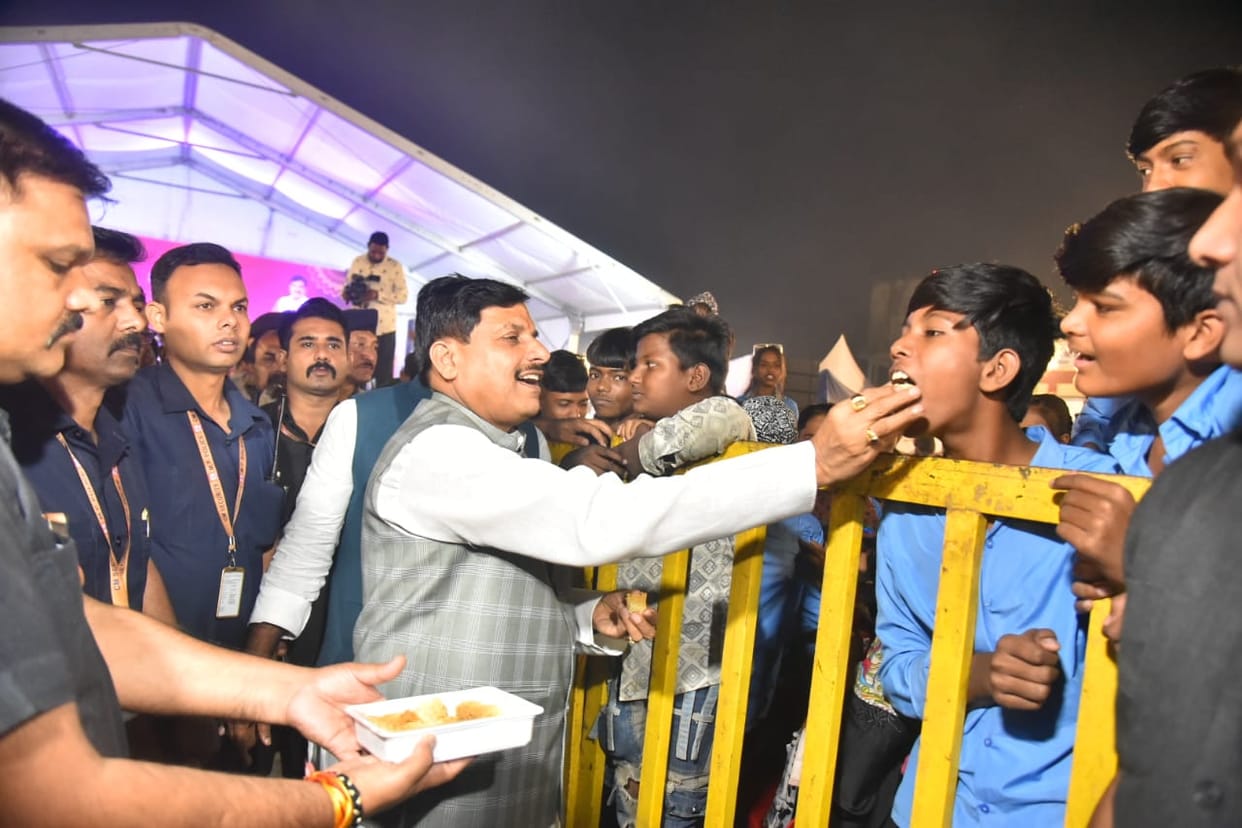 MP News: CM Dr. Mohan Yadav celebrated Diwali with children and cleaning friends, did fireworks and also distr