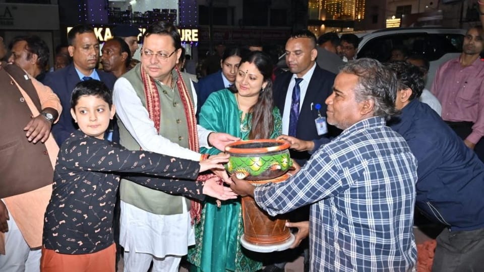 Diwali 2024 CM Dhami bought clay lamps and idols artisan said- keep coming CM sir