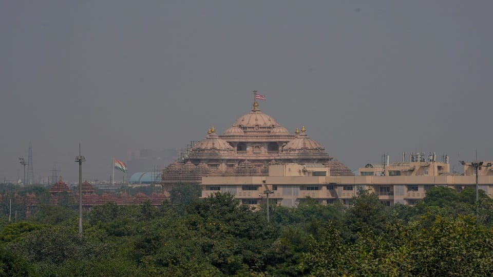 Delhi s air quality remains in poor category  AQI recorded at 205