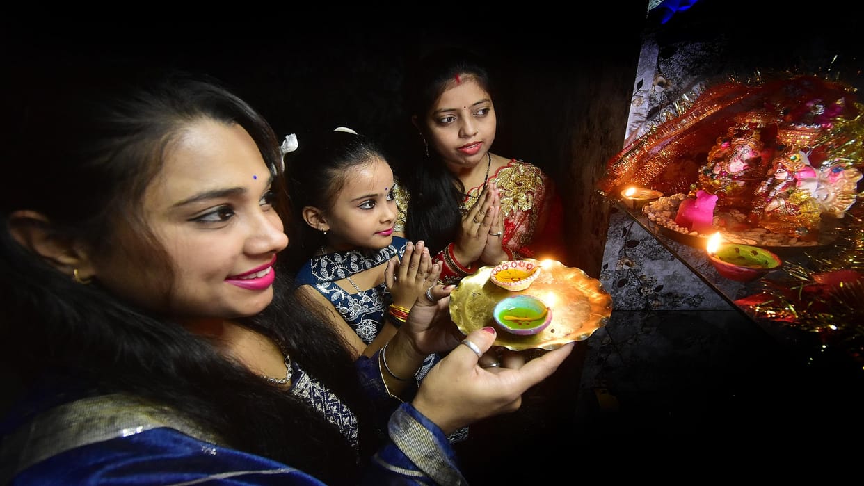 Diwali 2024: Lakshmi-Ganesh worshiped with the wish of wealth and opulence, huge fireworks