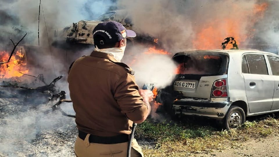 Uttarakhand: Priest's house burnt to ashes in Barkot... goods destroyed, car caught fire in Dehradun