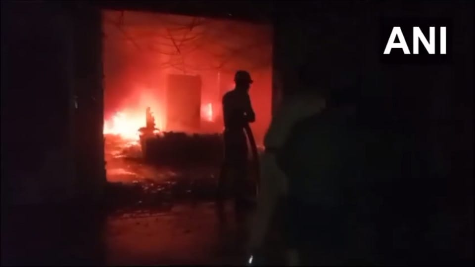 Kanpur: Fire broke out due to firecrackers in the furniture show room and lamp in the parlor.