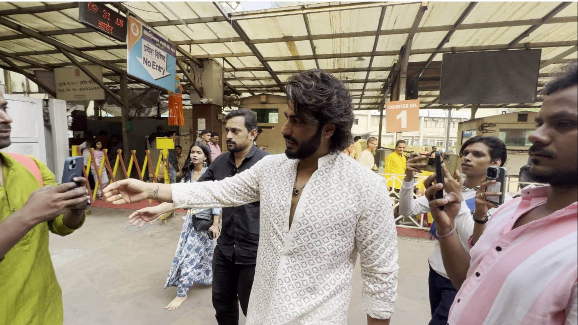 arjun kapoor visits siddhivinayak temple to seek blessings of bappa for ajay devgn rohit shetty singham again
