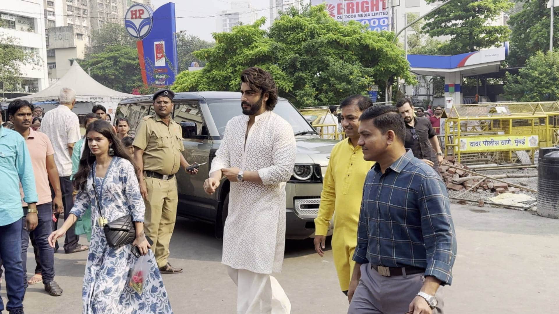 arjun kapoor visits siddhivinayak temple to seek blessings of bappa for ajay devgn rohit shetty singham again