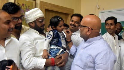 Varanasi news American traveler talked to his daughter through satellite phone corporation withheld rupees