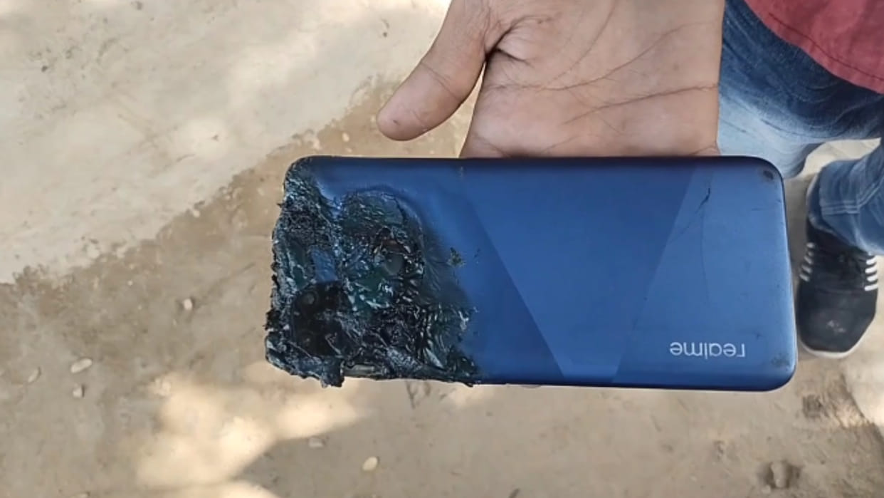 MP News: Shocking accident in Bhind, battery exploded due to mobile falling in boiling pan, youth died