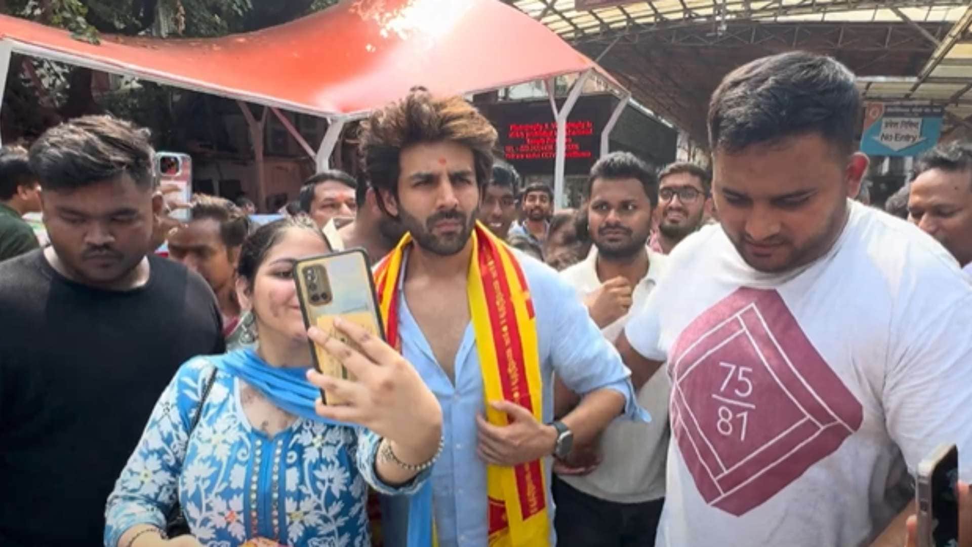 KARTIK AARYAN AT SIDDHIVINAYAK TEMPLE TO SEEK BLESSINGS FOR HIS MOVIE BHOOL BHULAIYAA 3 VIDEO inside
