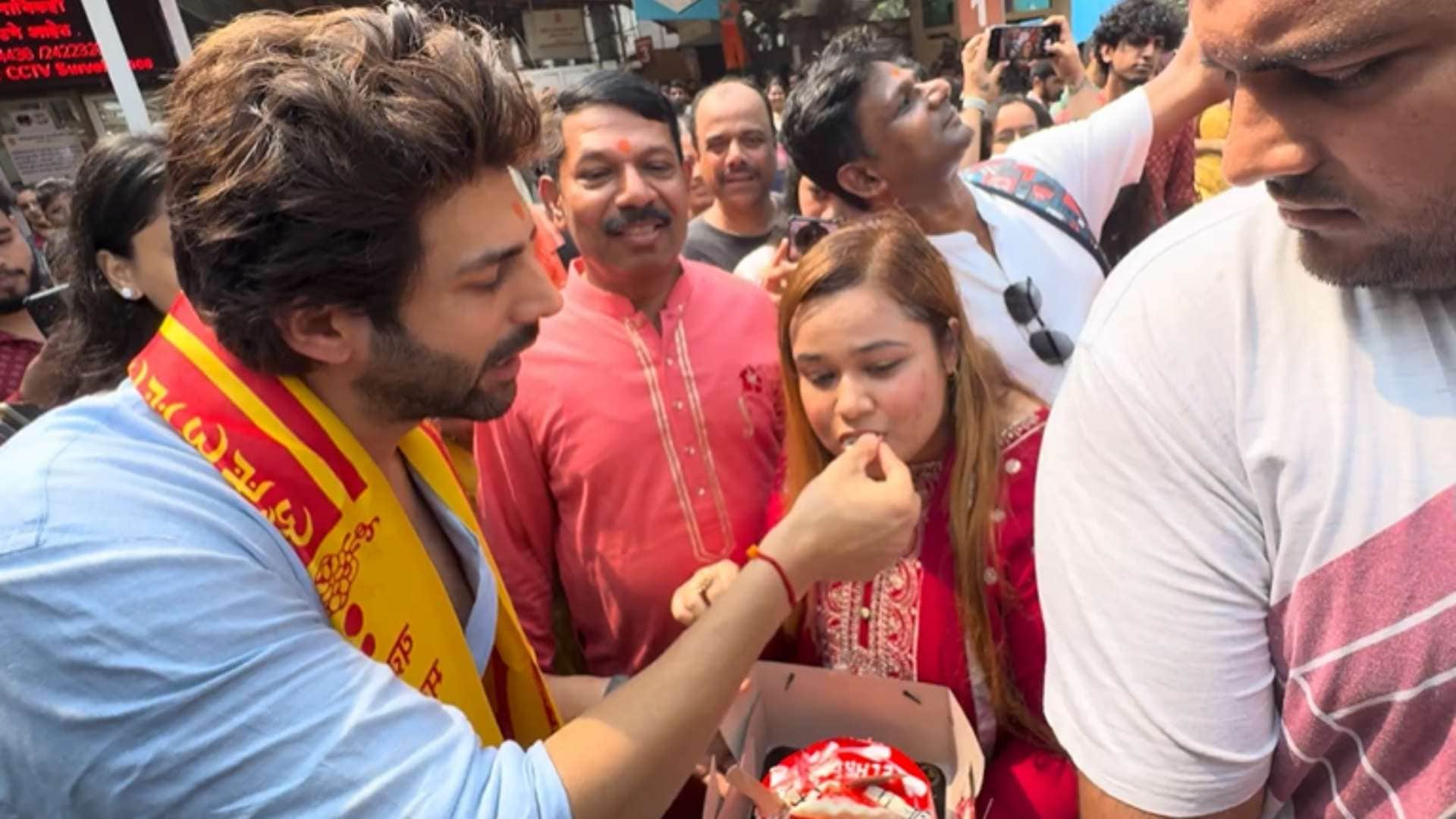 KARTIK AARYAN AT SIDDHIVINAYAK TEMPLE TO SEEK BLESSINGS FOR HIS MOVIE BHOOL BHULAIYAA 3 VIDEO inside