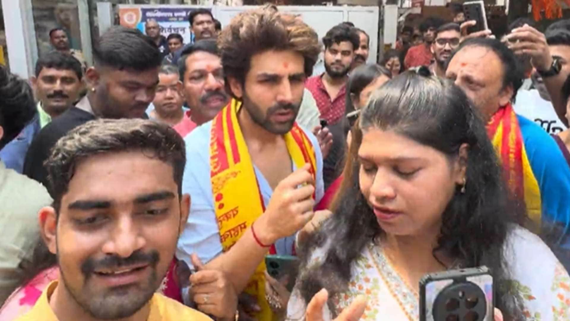 KARTIK AARYAN AT SIDDHIVINAYAK TEMPLE TO SEEK BLESSINGS FOR HIS MOVIE BHOOL BHULAIYAA 3 VIDEO inside