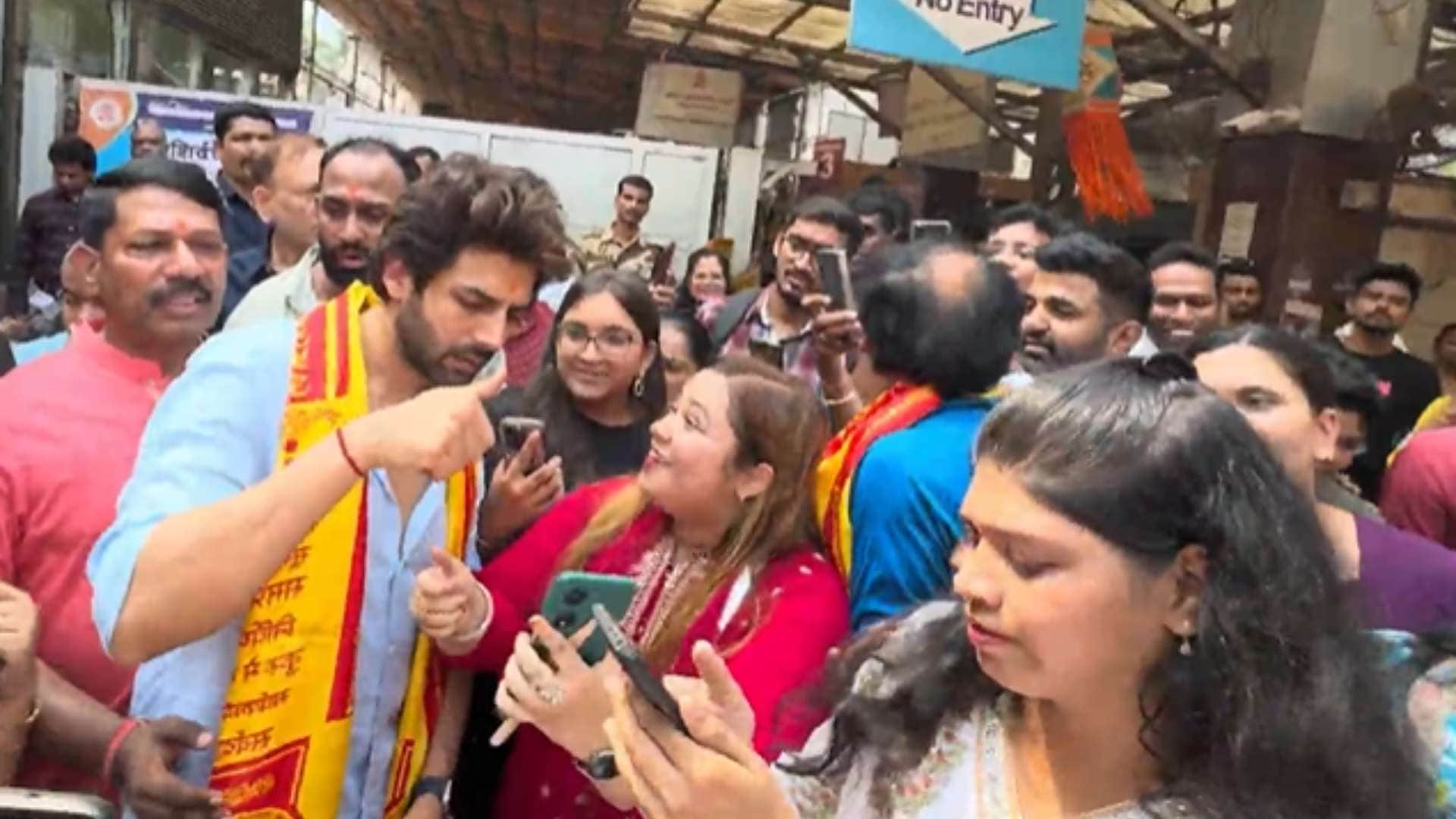 KARTIK AARYAN AT SIDDHIVINAYAK TEMPLE TO SEEK BLESSINGS FOR HIS MOVIE BHOOL BHULAIYAA 3 VIDEO inside