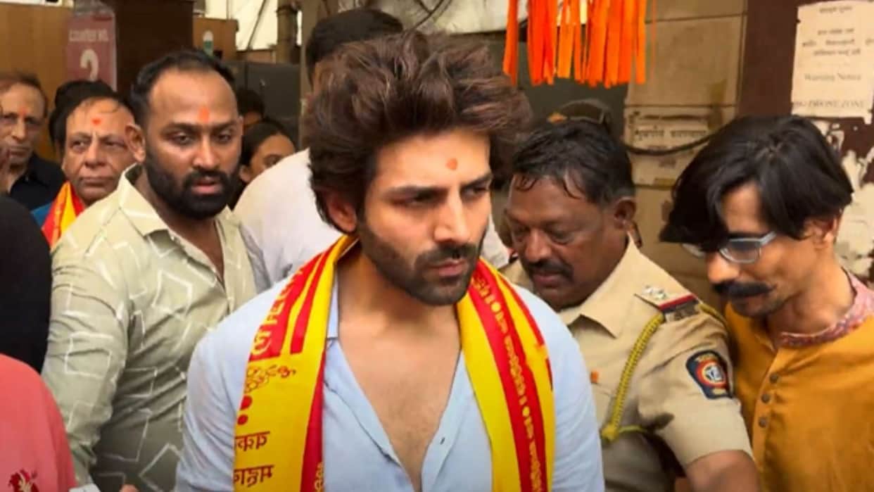 KARTIK AARYAN AT SIDDHIVINAYAK TEMPLE TO SEEK BLESSINGS FOR HIS MOVIE BHOOL BHULAIYAA 3 VIDEO inside